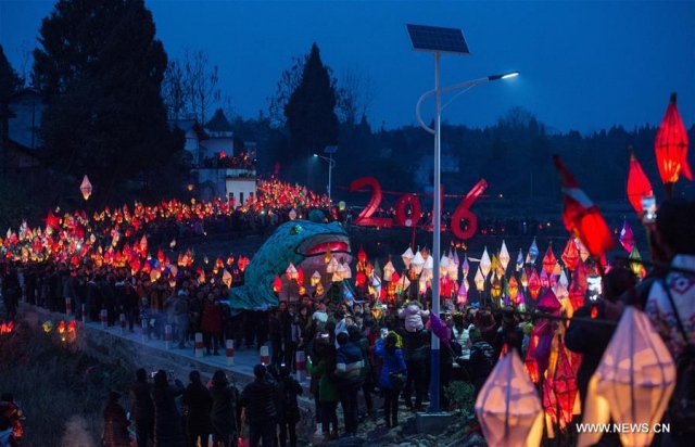 ประชาชนในมณฑลเสฉวนเดินขบวนแห่โคมไฟ ฉลองเทศกาลคางคก วันที่ 21 ก.พ. 2559 (ภาพ พีเพิลส์ เดลี)
