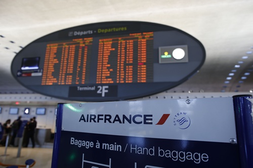 An Air France Airbus A320 narrowly avoided colliding with a drone as it was about to land in Paris on a flight from Barcelona, Frances aviation investigation agency (BEA) said. -- Photo: AFP