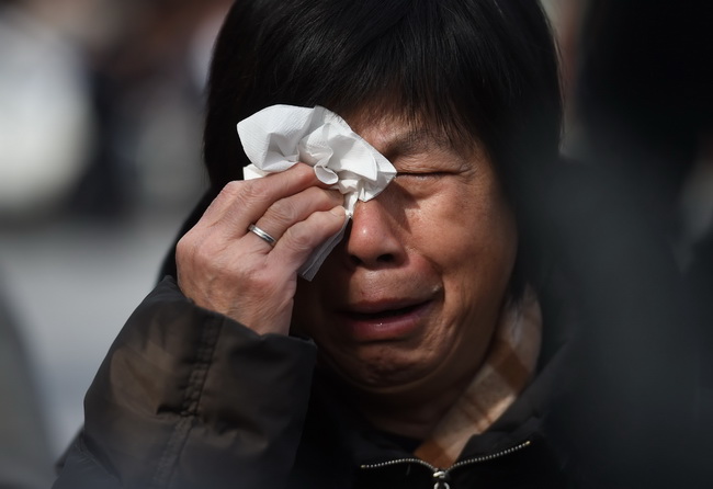 ญาติของผู้โดยสารเที่ยวบิน MH370 ของสายการบินมาเลเซีย แอร์ไลน์ส ถึงกับร่ำไห้ระหว่างรวมตัวกันด้านนอกวัดลามะในกรุงปักกิ่งเมื่อวันอังคาร (8 มี.ค.) ในวาระครบรอบ 2 ปีแห่งการหายสาปสูญของเครื่องบินโดยสารลำนี้