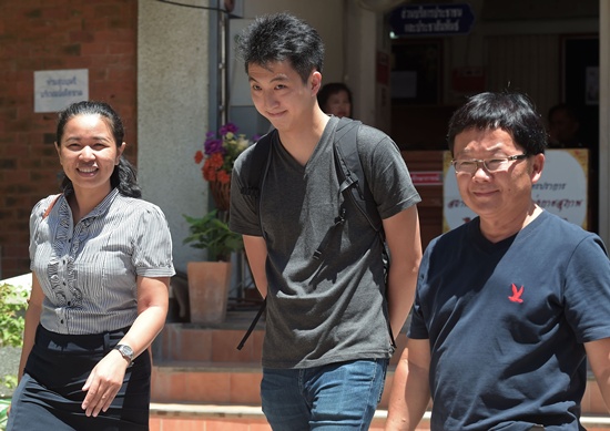 Thai prosecutors have dropped their case against a Hong Kong photojournalist who was arrested for carrying a bulletproof vest in his hand luggage, an official said Tuesday. -- Photo: AFP