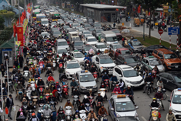 <br><FONT color=#000033>วันที่ 29 ม.ค.2559 จยย. หยุดเป็นสายยาวเตรียมช่วงชิงพื้นที่จราจร ในยามที่รถราแน่นขนัด บนถนนสายหลักของกรุงฮานอย ทุกคนต่างมุ่งหน้าออกต่างจังหวัดเมื่อเริ่มวันหยุดยาว เพื่อไปฉลองเทศกาลตรุษ หากถามว่าวันนี้ในเวียดนามมีรถจักยานยนต์ทั้งหมดกี่ล้านคัน.. คงตอบได้ยาก. -- Agence France-Presse/Hoang Dinh Nam. </font></b>