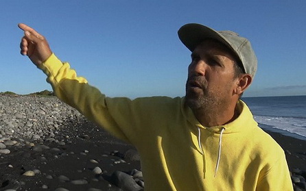 จอห์นนี เบกู (Johny Begue) ชายซึ่งเป็นผู้พบชิ้นส่วน “แฟลบเพอรอน” (flaperon) ของ MH370 บนชายหาดเกาะลาเรอูนียงเมื่อเดือน ก.ค. ปีที่แล้ว 