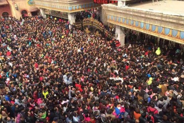 ผู้คนหลั่งไหลกันมารอรับบัตรผ่านประตูที่สำนักงานสวนสนุกในเมืองเซียนหยาง มากกว่า 5,000 คน เมื่อวันจันทร์ที่ผ่านมา (ภาพเอเจนซี)