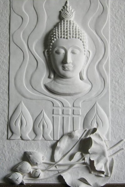 ภาพประติมากรรมนูนต่ำชื่อ  “บูชา”   ผลงานของพจนีย์
