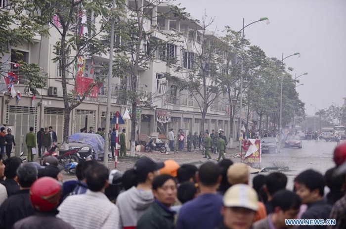 <br><FONT color=#000033>ชาวเวียดนามมุงดูพื้นที่เกิดเหตุหลังเกิดระเบิดรุนแรงที่ทำให้มีผู้เสียชีวิต 4 คน และได้รับบาดเจ็บนับสิบ เมื่อวันเสาร์ (19) ตำรวจเข้าสืบสวนรวบรวมวัตถุพยานพบเศษเหล็กที่ใช้สำหรับผลิตระเบิด. -- Xinhua/TTXVN.</font></b> 