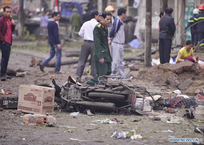 <br><FONT color=#000033>สภาพความเสียหายในพื้นที่เกิดเหตุระเบิดรุนแรงในย่านชานเมืองกรุงฮานอย เมื่อวันที่ 19 มี.ค. -- Xinhua/TTXVN.</font></b> 