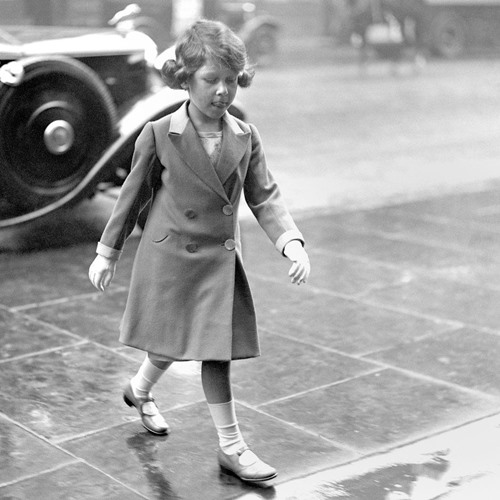 ค.ศ.1932 : เจ้าหญิงองค์น้อยผูัเปี่ยมไปด้วยความมั่นใจ ขณะฝ่าสายฝน