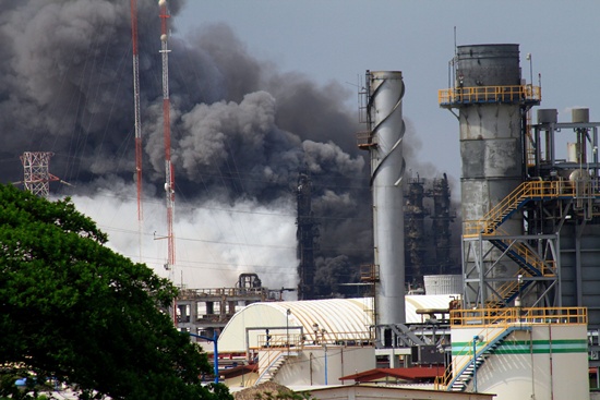 Coatzacoalcos, Veracruz, Mexico: Smoke billows from the Pajaritoss PEMEX petrochemical plant in Coatzacoalcos, Veracruz state, Mexico on April 20, 2016. A spectacular explosion at an oil facility in southeastern Mexico killed three and injured at least 30 workers Wednesday, state-run energy giant Pemex said. AFP/Sergio Balandrano