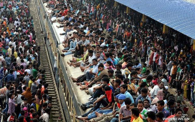 ผู้โดยสารรถไฟในสถานีกรุงธากา เมืองหลวงของบังกลาเทศ ในช่วงเฉลิมฉลองเทศกาล อีดิลอัฎฮา เมื่อวันที่ 15 ต.ค. 2556 (ภาพจากซินหวา)