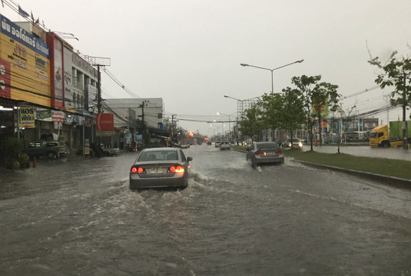 ฝนเทกระหน่ำเมืองช้าง น้ำท่วมขังถนนหลายสายในเขตเทศบาลเมืองสุรินทร์ สูงถึง 50 ซม. บางเส้นรถผ่านไม่ได้ ค่ำที่ผ่านมา