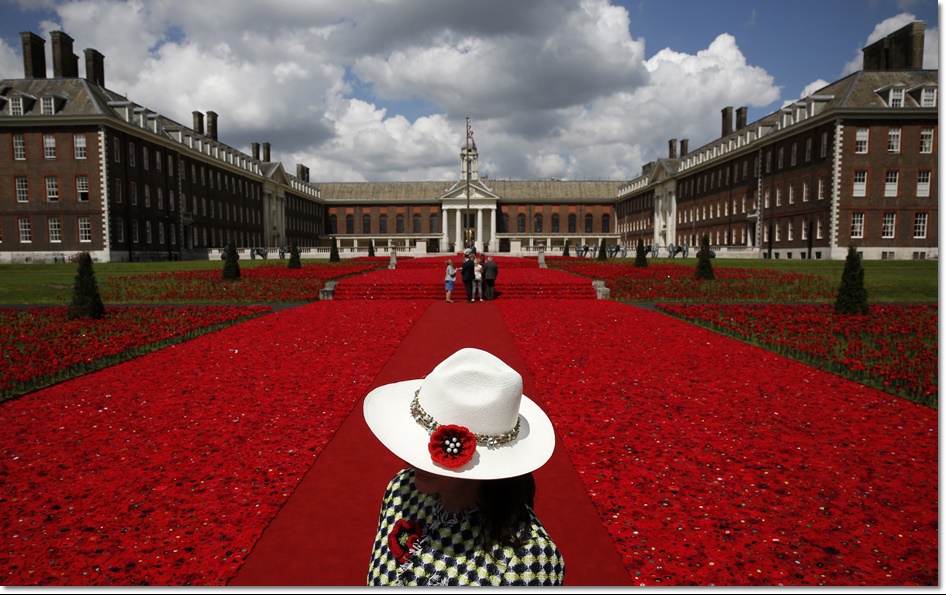งานเทศกาลจัดสวนประจำปีของอังกฤษ Chelsea Flower Show กลางกรุงลอนดอนในวันจันทร์(23 พ.ค) ซึ่งอาสาสมัครรายหนึ่งกำลังยืนชื่นชมผลงานที่มีคลื่นดอกป็อปปี้สีแดงฉานจำนวน 5,000 ดอกถูกจัดแสดงโดยฝีมือของศิลปินชาวออสเตรเลีย ลินน์ เบอร์รี (Lynn Berry) และมาร์กาเร็ต ไนท์ (Margaret Knight) ที่ได้อุทิสผลงานให้บิดาของทั้งคู่ที่เป็นทหารในสงครามโลกครั้งที่ 2 ซึ่งงานเทศกาลจัดสวนนี้จะมีขึ้นระหว่างวันที่ 24-28 เดือนนี้