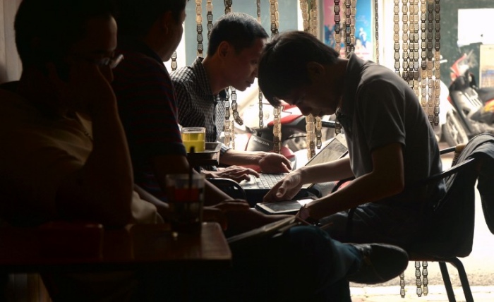 <br><FONT color=#000033>ชาวเวียดนามนั่งเล่นอินเทอร์เน็ตผ่านแท็ปเล็ตและโน้ตบุ้กในร้านกาแฟแห่งหนึ่งในกรุงฮานอย องค์กรนักเคลื่อนไหวเปิดเผยว่าประชาชนในเวียดนามไม่สามารถใช้งานเฟซบุ๊กได้ในช่วงที่ประธานาธิบดีบารัค โอบามา ของสหรัฐฯ เดินทางเยือน ด้วยรัฐบาลเวียดนามมักปิดกั้นการเข้าถึงสื่อสังคมออนไลน์ในช่วงเวลาที่มีความอ่อนไหวทางการเมือง ซึ่งสื่อเหล่านี้มักถูกใช้เป็นช่องทางในการเรียกร้องการชุมนุมประท้วง. -- Agence France-Presse/Hoang Dinh Nam.</font></b> 