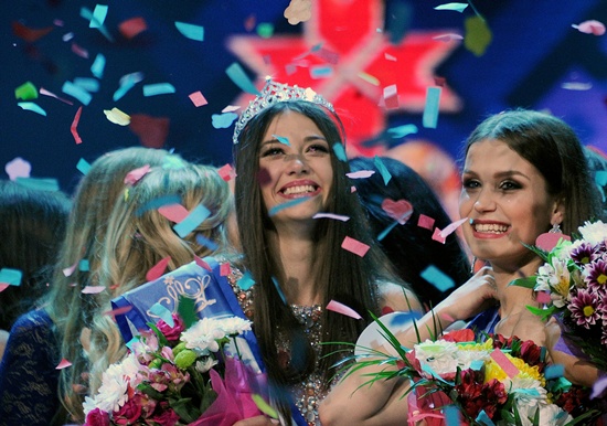 Minsk: Polina Borodacheva (C), 22 years old, smiles after being crowned Miss Belarus 2016 in Minsk on June 19, 2016. AFP/Sergei Gapon 