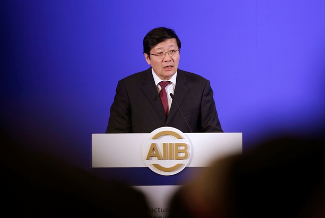 <i>รัฐมนตรีคลัง โหลว จี้เหว่ย ของจีน เข้าร่วมพิธีเปิดการประชุมประจำปีครั้งแรกของธนาคารเพื่อการลงทุนโครงสร้างพื้นฐานเอเชีย (AIIB) ที่ปักกิ่ง วันอาทิตย์ (26 มิ.ย.) โดยที่เขากล่าวแสดงความกังวลว่า “เบร็กซิต” จะทำให้ตลาดการเงินมีความไม่แน่นอนเพิ่มขึ้น </i>
