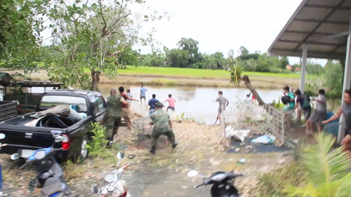 ทหารพร้อมตำรวจจันทบุรี สนธิกำลังจับบ่อนไก่ชนกลางเมืองจันท์ 