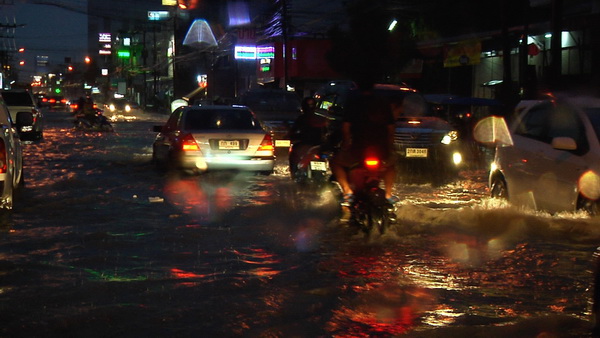 ถนนหลายสายในตัวเมืองขอนแก่น เกิดน้ำท่วมขังหลังฝนตกหนักนับชั่วโมง