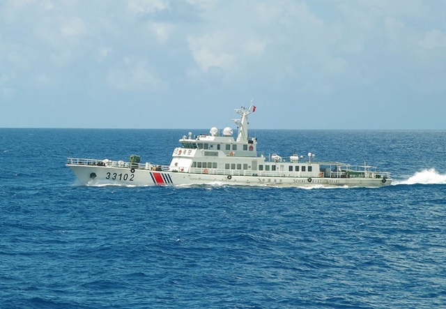 <i>ภาพที่เผยแพร่โดยหน่วยยามฝั่งญี่ปุ่นซึ่งระบุว่าถ่ายเมื่อวันที่ 7 สิงหาคม แสดงให้เห็นเรือยามฝั่งของจีนหมายเลข 33102 กำลังแล่นเข้าไปใกล้น่านน้ำของหมู่เกาะเซงกากุ/เตี้ยวอี๋ว์ ในทะเลจีนตะวันออก ซึ่งโตเกียวกับปักกิ่งพิพาทช่วงชิงกรรมสิทธิ์กันอยู่  ทั้งนี้ญี่ปุ่นยังประท้วงจีนในเรื่องที่ไปติดตั้งเรดาร์ที่แท่นขุดเจาะก๊าซใกล้น่านน้ำพิพาทของประเทศทั้งสองด้วย </i>