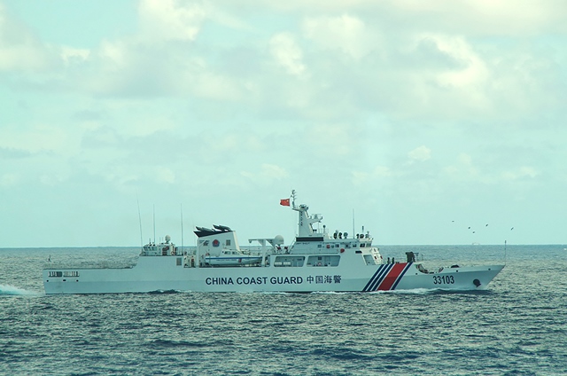 <i>ภาพที่เผยแพร่โดยหน่วยยามฝั่งญี่ปุ่นอีกภาพหนึ่ง ซึ่งระบุว่าถ่ายในวันที่ 7 สิงหาคมเช่นเดียวกัน แสดงให้เห็นเรือยามฝั่งของจีนอีกลำหนึ่ง คือหมายเลข 33103 แล่นเข้าใกล้น่านน้ำของหมู่เกาะเซงกากุ/เตี้ยวอี๋ว์ </i>