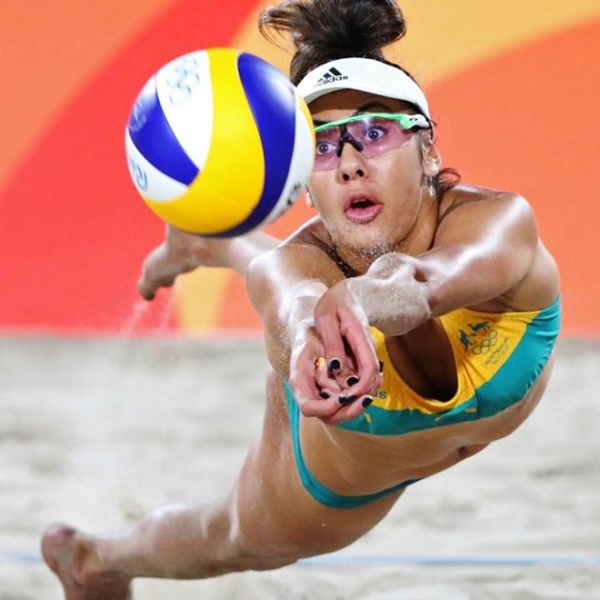 ทาลีควา แคล็นซี นักกีฬาวอลเลย์บอลชายหาดจากออสเตรเลียถูกบันทึกภาพขณะลงแข่งขันในรอบก่อนรองชนะเลิศประเภททีมหญิง ในมหกรรมกีฬาโอลิมปิกฤดูร้อนที่นครริโอ เด จาไนโร ของบราซิล (ภาพจากรอยเตอร์)