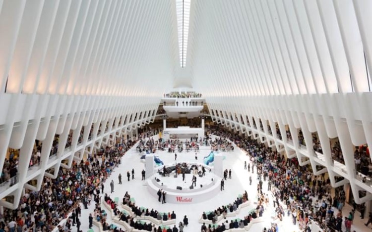 ผู้คนจำนวนมากเดินทางมาร่วมฉลองการเปิดห้างสรรพสินค้า “Westfield World Trade Center” ในมหานครนิวยอร์ก (ภาพจากเอพี)