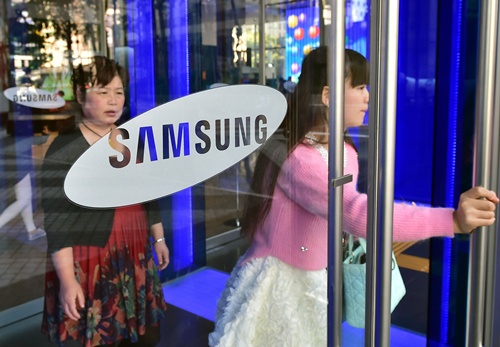 Samsung has told customers worldwide to stop using their Galaxy Note 7 smartphones after a spate of battery explosions threatens to derail the powerhouse global brand. -- Photo: AFP