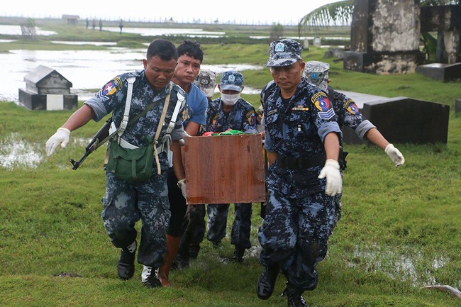 <br><FONT color=#000033>ตำรวจชายแดนพม่ายกโลงศพที่บรรจุร่างของเจ้าหน้าที่ที่เสียชีวิตจากเหตุโจมตีเมื่อวันอาทิตย์ (9) มาประกอบพิธีทางศาสนาในเมืองหม่องดอ รัฐยะไข่ วันที่ 11 ต.ค. -- Agence France-Presse/Khine Htoo Mrat.</font></b>