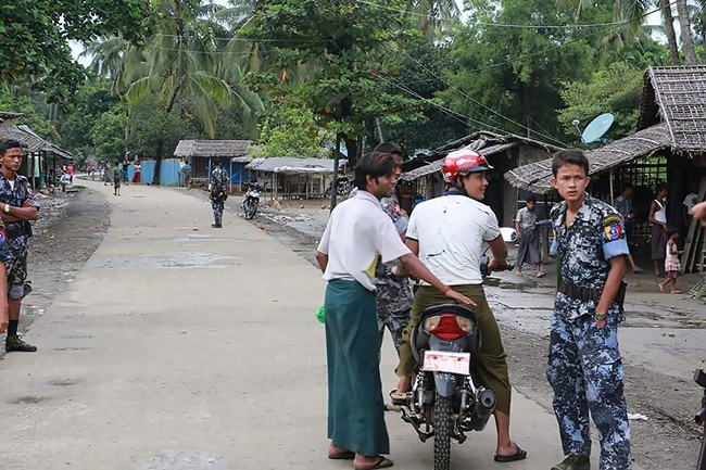 <br><FONT color=#000033>ตำรวจเดินตรวจตราตามถนนในเมืองหม่องดอ. -- Agence France-Presse/Khine Htoo Mrat.</font></b>