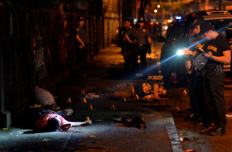 ตำรวจฟิลิปปินส์เข้าตรวจสอบศพผู้เสียชีวิตจากปฏิบัติการจู่โจมแก๊งค้ายาเสพติดในเมืองเกซอนซิตี เมื่อวันที่ 9 ต.ค. (แฟ้มภาพ)