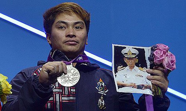 “แต้ว พิมศิริ ศิริแก้ว” นักกีฬายกน้ำหนักทีมชาติไทย เจ้าของเหรียญเงินโอลิมปิก ฮึดสู้จนกลับมาชนะได้หลังได้ดูรูปในหลวง (ขอบคุณภาพจากอินเตอร์เน็ต)