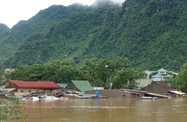 <br><FONT color=#000033>บ้านเรือนจมใต้น้ำ ในจ.กว๋างบิ่ง เหตุน้ำท่วมสูงใน 4 จังหวัดภาคกลางของเวียนาม มีประชาชนเสียชีวิตแล้วอย่างน้อย 11 คน. -- Agence France-Presse/Vietnam News Agency.</font></b>
