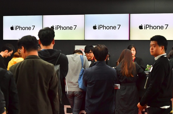 Seoul: People wait in line to buy new iPhone models at a telecom shop in Seoul on October 21, 2016. Apple released for sale its new iPhone 7 and 7 Plus in South Korea on October 21. / AFP / JUNG YEON-JE