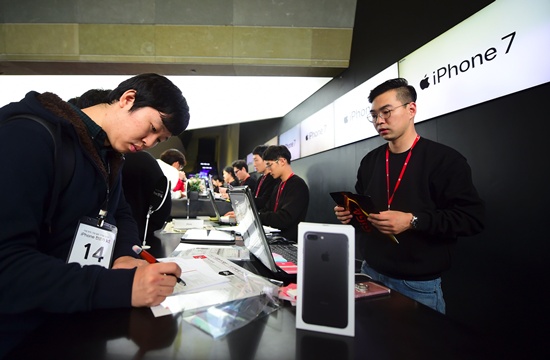 Seoul: People buy new iPhone models at a telecom shop in Seoul on October 21, 2016. Apple released for sale its new iPhone 7 and 7 Plus in South Korea on October 21. / AFP / JUNG YEON-JE