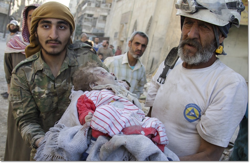 หน่วยกู้ภัยซีเรีย ไวท์เฮลเม็ตส์ (the White Helmets)อุ้มเทารกซีเรียที่ถูกฝังอยู่ใต้ซากปรักหักพังของตัวอาคารหลังจากถูกโจมตีทางอากาศหลังจากเครื่องบินรบของกองทัพซีเรียและของรัสเซียโจมตีคาตาร์จี(Qatarji) ทางตอนเหนือของเมืองอะเลปโป และทำให้มีพลเรือนในพื้นที่จำนวนหลายสิบชีวิตต้องเสียชีวิต ภาพเอเอฟพี (๑๗ ต.ค)