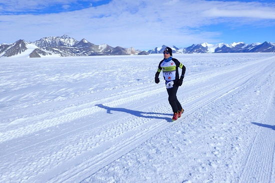 This handout photo provided by David Gething on November 3, 2016 shows Gething running a marathon in Antarctica in January 2015 in a race he lost part of his toes to frostbite. Weighing in at 120 kilogrammes (265 pounds), a smoker and drinker revelling in Hong Kongs hedonistic expat scene, David Gething was heading for a heart attack by his 40th birthday. He could so easily have ended up a health statistic, another casualty of the citys excesses, he says. Instead he funnelled his energy into sport -- and ran right into the record books. AFP/David Gething