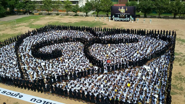 ครูและนักเรียนโรงเรียนประโคนชัยพิทยาคม จ.บุรีรัมย์ กว่า 3,000 คน แสดงความอาลัย ในหลวง ร.๙ อัญเชิญพระบรมฉายาลักษณ์ร่วมแปรอักษรเป็นเลข ๙ สถิตอยู่ในดวงใจของปวงชนชาวไทย วันนี้ ( 4 พ.ย.)  