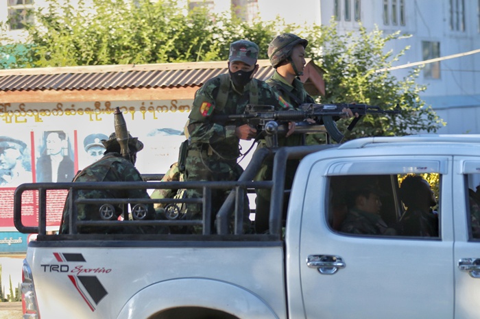 <br><FONT color=#000033>ภาพถ่ายเมื่อวันที่ 22 พ.ย. เผยให้เห็นกองกำลังฝ่ายรัฐบาลพม่าออกลาดตระเวนในเมืองมูเซะ รัฐชาน ที่มีพรมแดนติดมณฑลหยุนหนันของจีน เนื่องจากเกิดการปะทะกันหลายระลอกระหว่างกองกำลังของรัฐบาลและกลุ่มติดอาวุธชาติพันธุ์ 4 กลุ่ม ที่ทำให้ประชาชนอย่างน้อย 3,000 คน ต้องหลบหนีการสู้รบข้ามไปฝั่งจีน. -- Agence France-Presse/Stringer.</font></b>