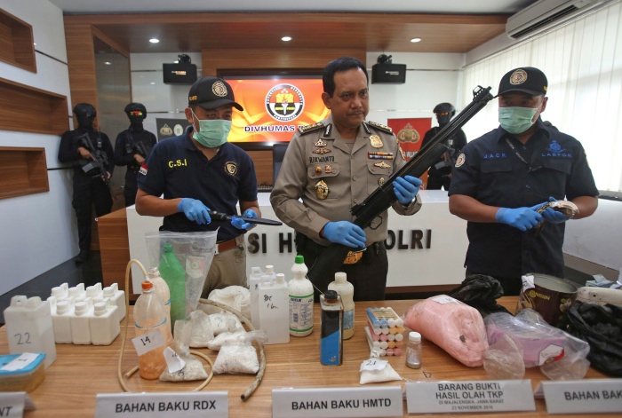 <br><FONT color=#000033>ตำรวจอินโดนีเซียแสดงของกลางที่ยึดได้ที่ประกอบด้วยอาวุธและวัตถุที่ใช้ประกอบระเบิด ที่สำนักงานตำรวจแห่งชาติในกรุงจาการ์ตา วันที่ 25 พ.ย. เจ้าหน้าที่ระบุว่าผู้ต้องสงสัยมีเจตนาที่จะใช้ในการโจมตีสถานที่ราชการและสถานทูตพม่าในเดือนหน้า. --  Reuters/Antara Foto/Reno Esnir.</font></b>