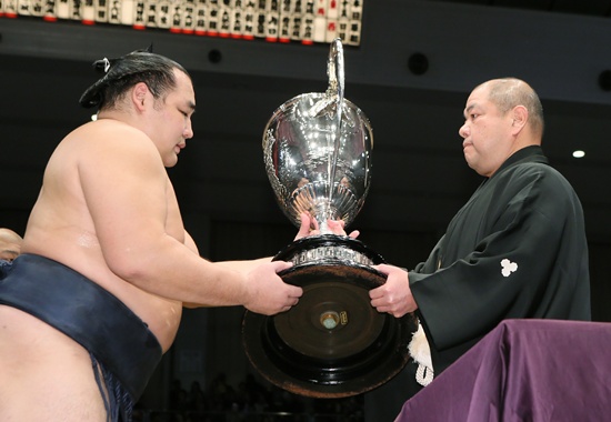 Fukuoka, Japan: Mongolian-born yokozuna, or grand champion, Kakuryu (L) receives the Emperors Cup from Chairman of the Japan Sumo Association Hakkaku (R) during the awarding ceremony in Fukuoka on November 27, 2016, the last day of the 15-day Kyushu grand sumo tournament. AFP/Jiji Press/STR