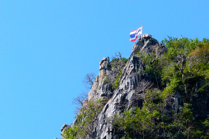 สายธงชาติยาวที่สุดในเมืองไทยที่ผาชู้