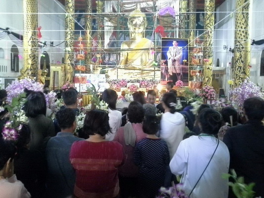 ชาวไทย ชาวลาวไหว้พระพุทธรูปศักดิ์สิทธิ์ เพื่อเป็นสิริมงคลรับวันขึ้นปีใหม่