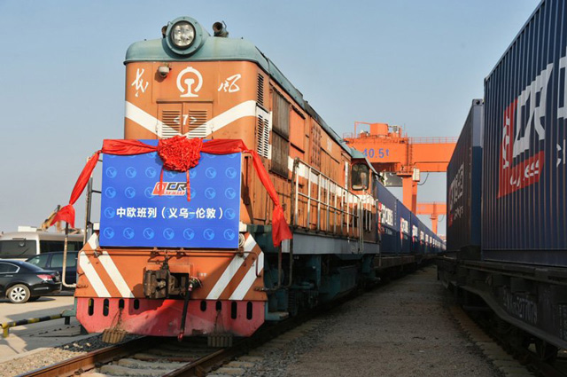ขบวนรถไฟบรรทุกสินค้าขนาดเบา จากจีนสู่อังกฤษ ระยะทาง 12,000 กิโลเมตร ใช้เวลาเดินทาง 18 วัน (ภาพจากพีเพิลเดลี)