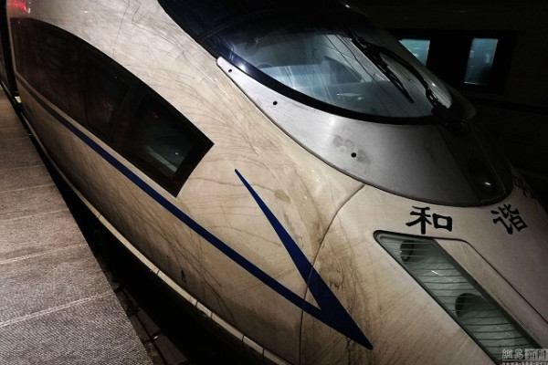 สภาพรถไฟความเร็วสูงหลังวิ่งฝ่าหมอกควันพิษ (ภาพเอเจนซี)