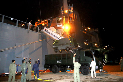 กองทัพเรือ นำกำลังพลและยุทโธปกรณ์ ล่องใต้กู้วิกฤตน้ำท่วม
