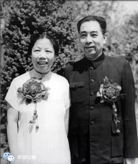 โจว เอินไหล กับเติ้ง อิ่งเชา ถ่ายภาพที่ระลึกกันในวาระครบรอบ 25 ปี ของการแต่งงานกัน 