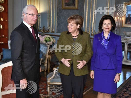 Swedish King Carl Gustaf (L) and Queen Silvia (R) receive German Chancellor Angela Merkel at the Royal Palace in Stockholm, on January 31, 2017. Merkel is on a one-day official visit to Sweden. Claudio Bresciani/TT News Agency/AFP