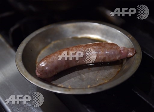This picture taken on June 19, 2015 shows a grilled Mangalica pork sausage at a restaurant in Tokyo. Mangalica is a rare Hungarian bred species of pig. AFP PHOTO/Yoshikazu Tsuno 
