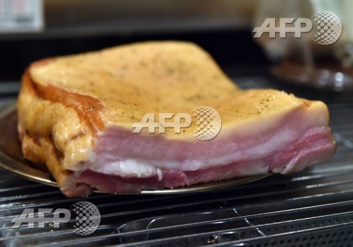 This picture taken on June 19, 2015 shows a plate of Mangalica pork bacon at a restaurant in Tokyo. Mangalica is a rare Hungarian bred species of pig. AFP PHOTO/Yoshikazu Tsuno