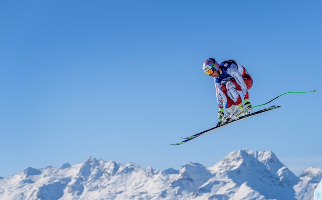 ลูกา เออร์นี จากสวิตเซอร์แลนด์กำลังแข่งสกีภูเขาประเภท Alpine Combined ของผู้ชายที่การแข่งขันชิงแชมป์สกีโลก FIS Alpine 2017 ที่เซนต์โมริทซ์ (13 ก.พ.)