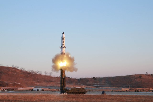 การทดสอบยิงขีปนาวุธพุกกุกซอง-2 ที่กำกับโดยผู้นำเกาหลีเหนือ คิม จองอึน