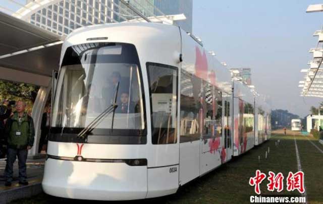 รถราง ในมณฑลกวางตุ้ง ซึ่งเป็นเมืองแรกของจีนที่จะเริ่มใช้รถรางพลังงานไฮโดรเจน ในปีหน้า 2561 (แฟ้มภาพไชน่านิวส์เซอร์วิส)